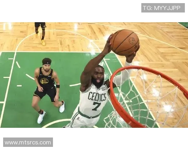 克尼佩尔凭借卓越球智与精准投篮在竞争激烈的篮球场上脱颖而出